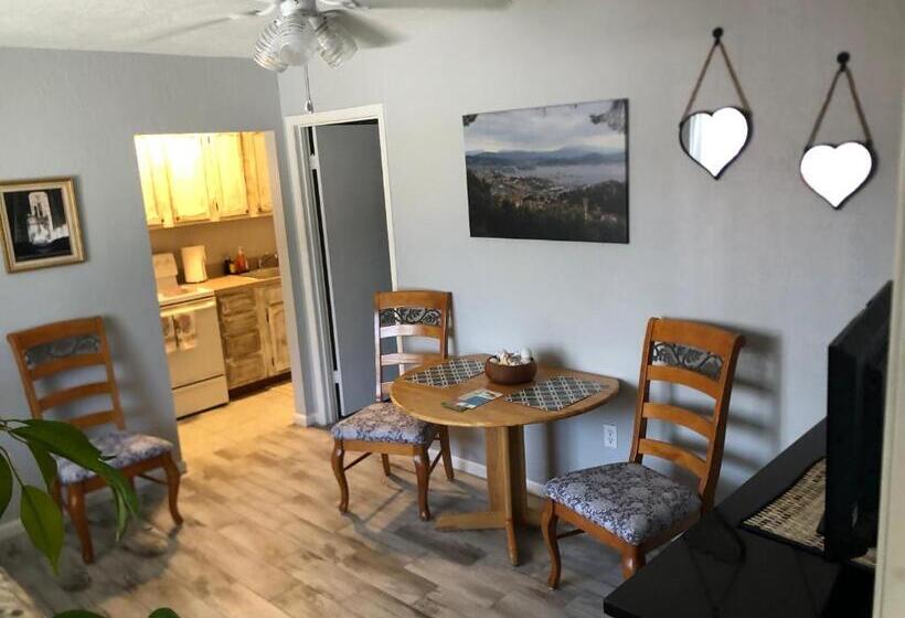 דירת חדר בקומת קרקע, Surfside Suites