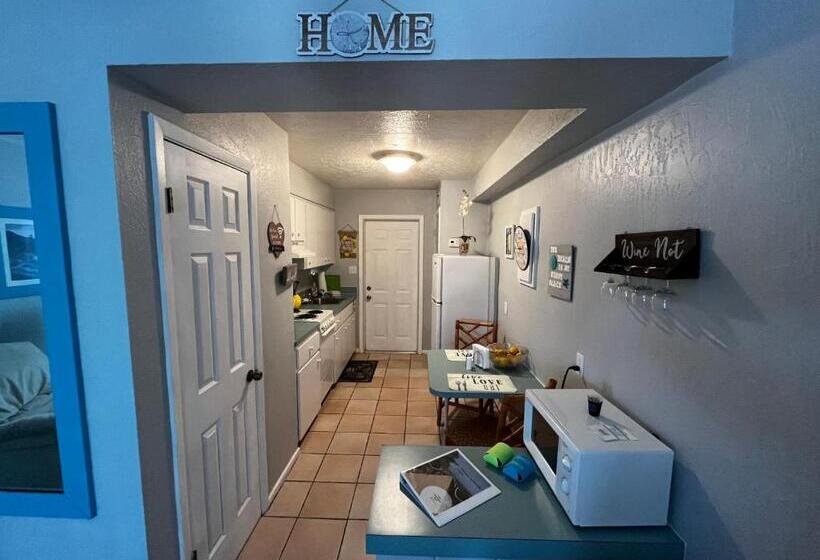 דירת חדר, Surfside Suites