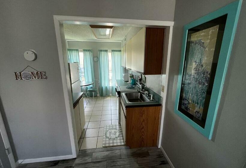 דירת חדר, Surfside Suites