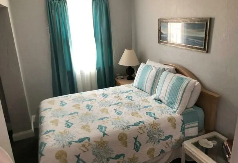Standard-studio, Surfside Suites
