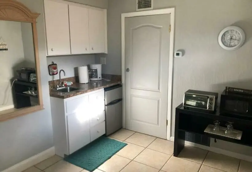 Standard-studio, Surfside Suites
