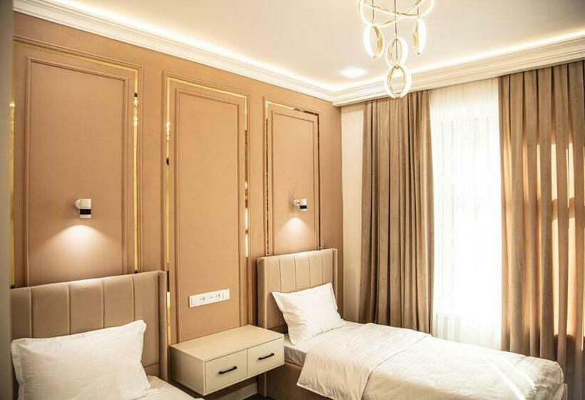 חדר סטנדרט, Lev Tolstoy