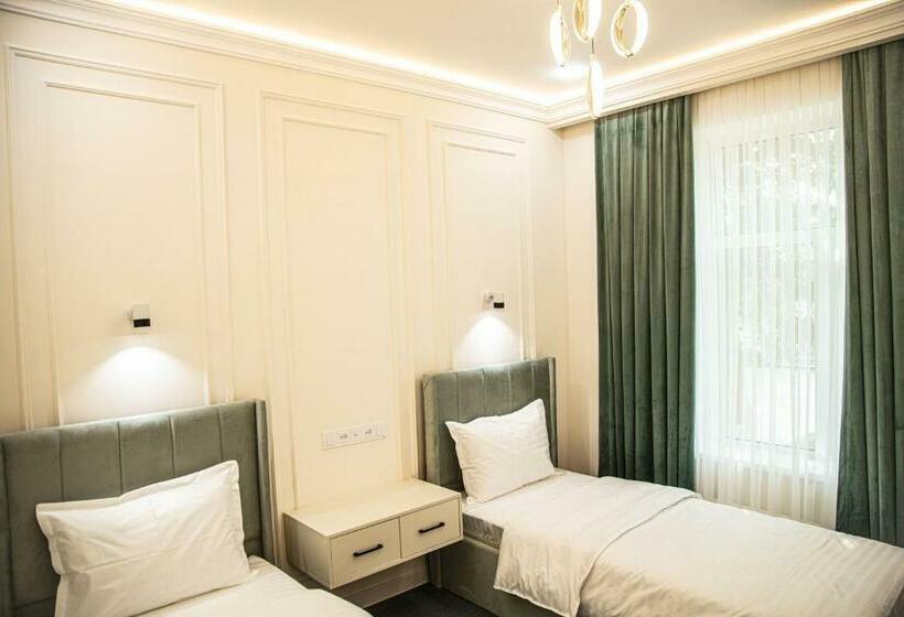 חדר סטנדרט, Lev Tolstoy