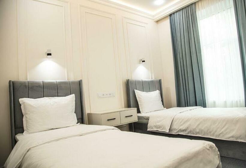 חדר סטנדרט, Lev Tolstoy