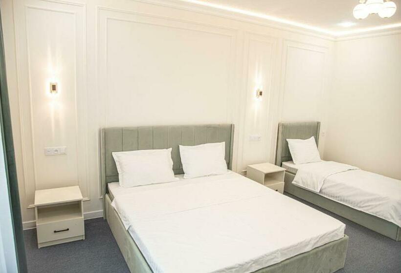 חדר סטנדרט לשלושה, Lev Tolstoy