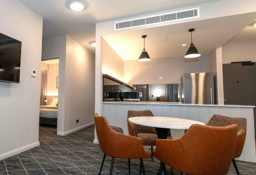 דירת שני חדרים, The Gable Inn