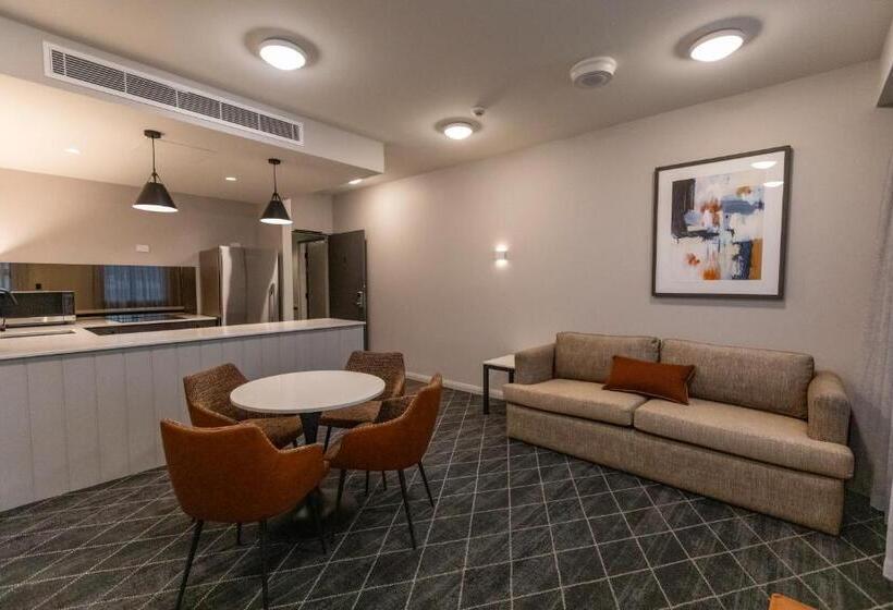 דירת שני חדרים, The Gable Inn