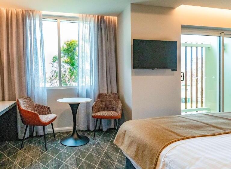 סטודיו דלוקס, The Gable Inn