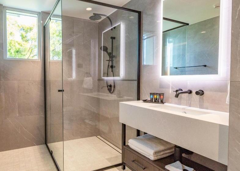 סטודיו דלוקס, The Gable Inn