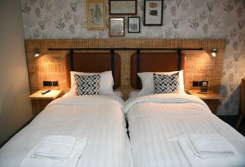 غرفة قياسية, The White Bear