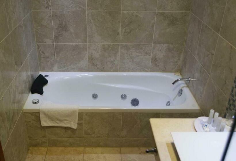 주니어 스위트, Colón Center