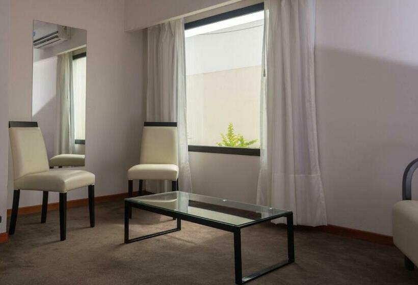 주니어 스위트, Colón Center