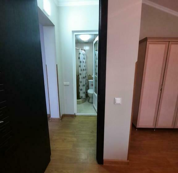 سوییت با چشمانداز استخر, Delta