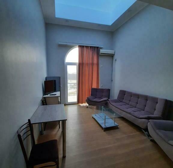 سوییت با چشمانداز استخر, Delta