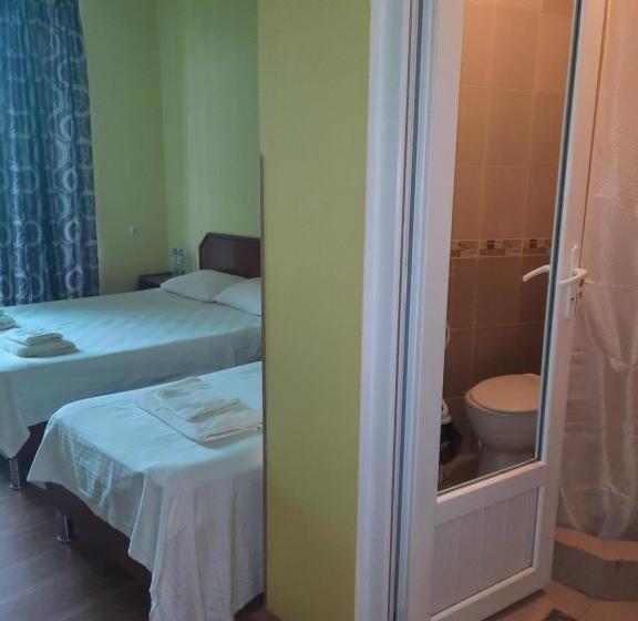 سوییت با چشمانداز استخر, Delta