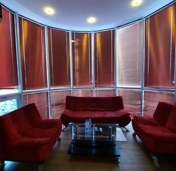 سوییت با چشمانداز استخر, Delta