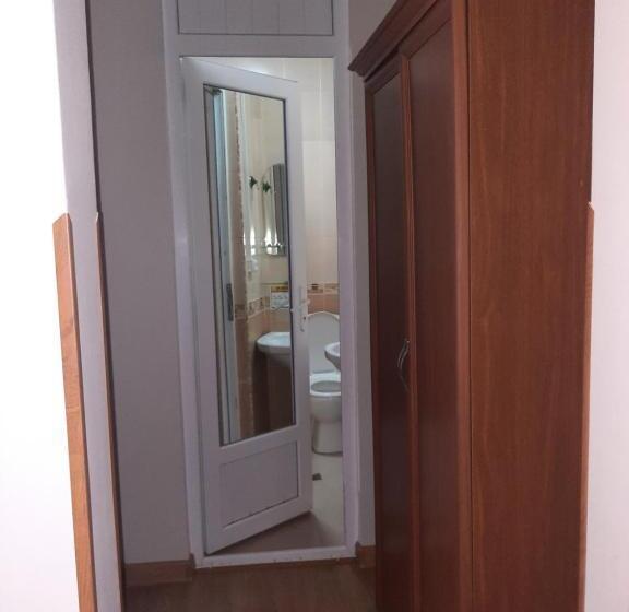 سوییت با چشمانداز استخر, Delta