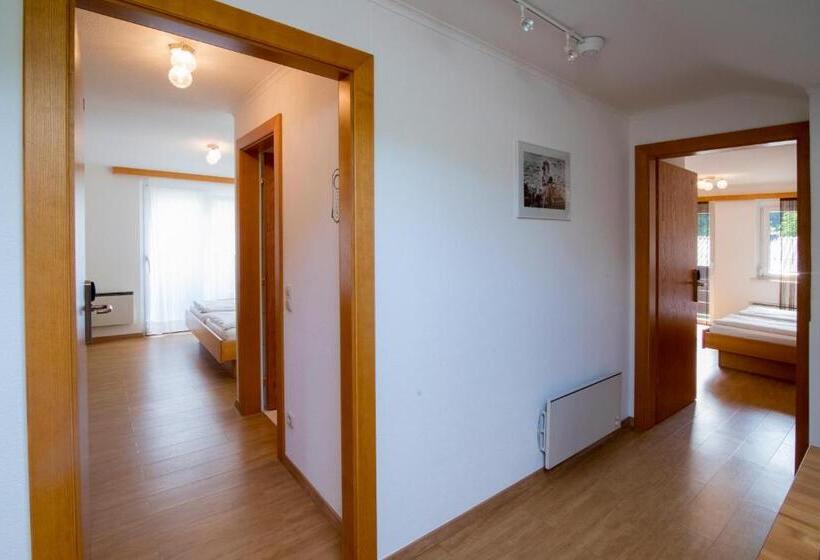 דירת שני חדרים, Gabriel