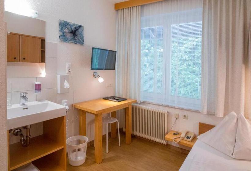 חדר יחיד בסיסי, Gabriel