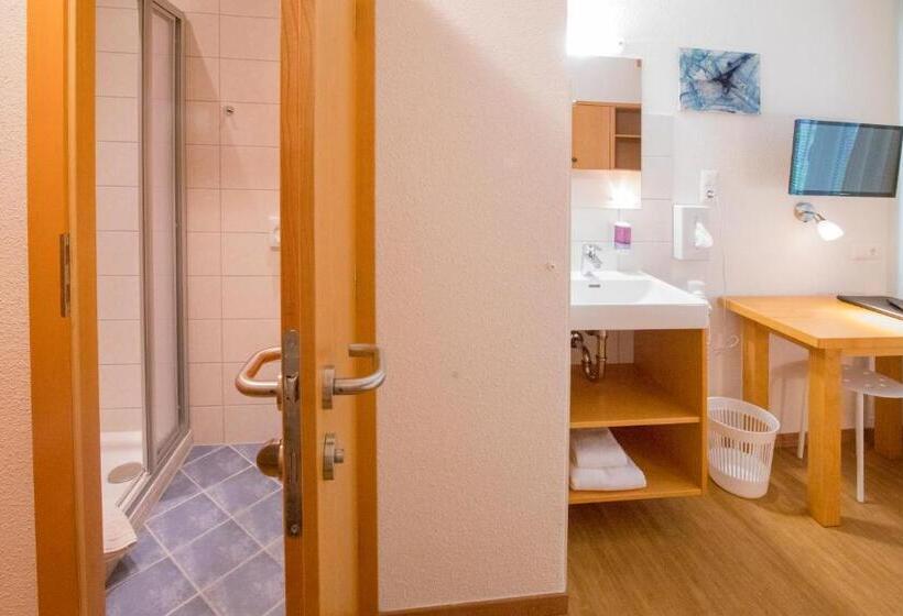 חדר יחיד בסיסי, Gabriel