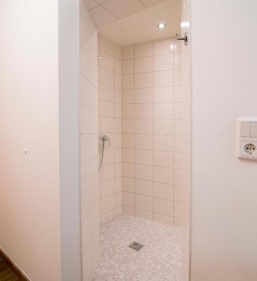 חדר יחיד בסיסי, Gabriel