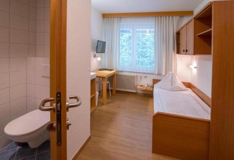 חדר יחיד בסיסי, Gabriel