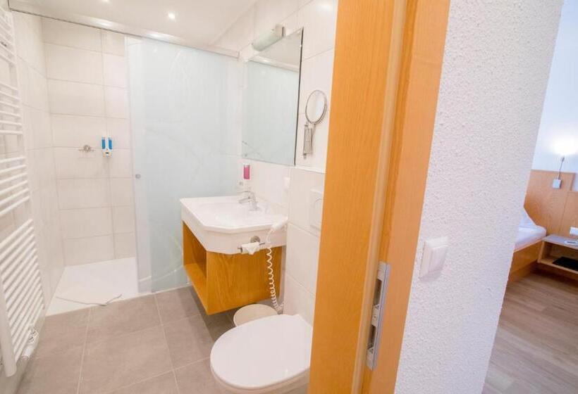 חדר סופריור, Gabriel