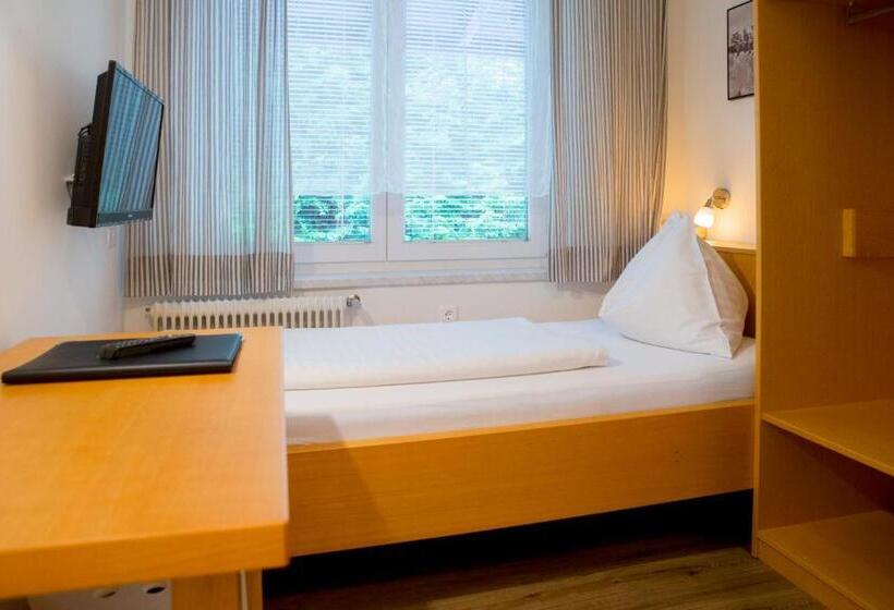 חדר יחיד בסיסי, Gabriel