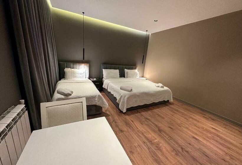 패밀리 룸, Gjallica