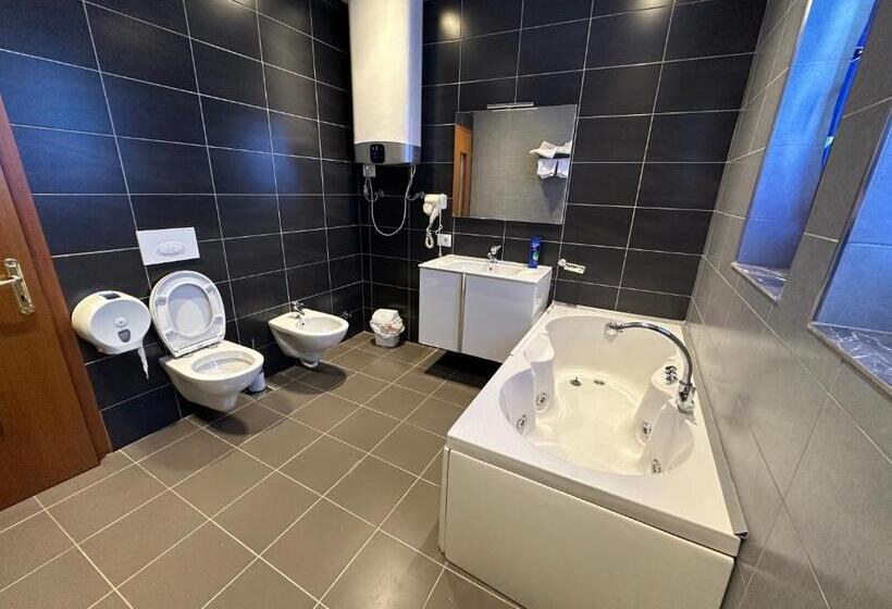 标准间带漩涡浴缸, Gjallica