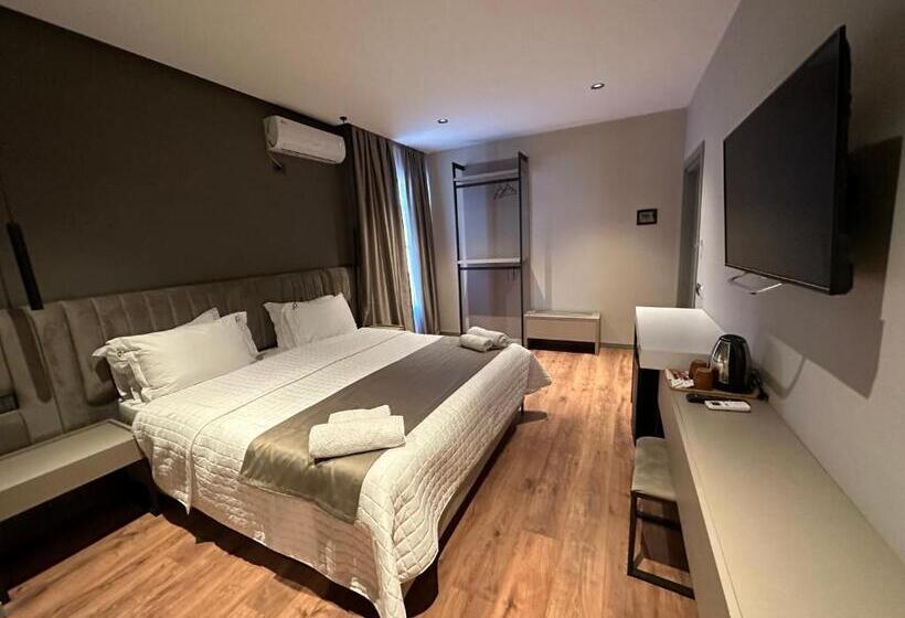 豪华房间, Gjallica