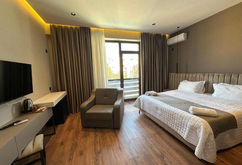 豪华房间, Gjallica