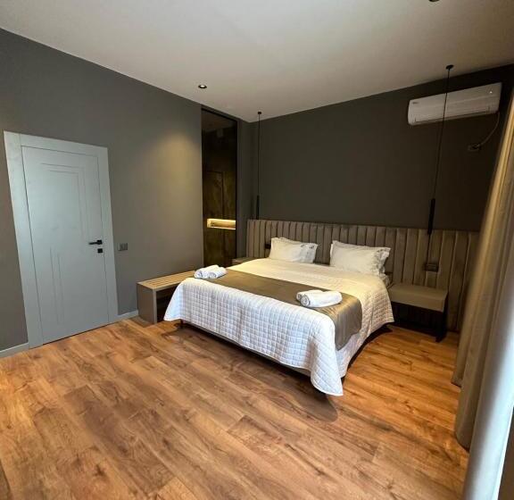 디럭스 룸, Gjallica