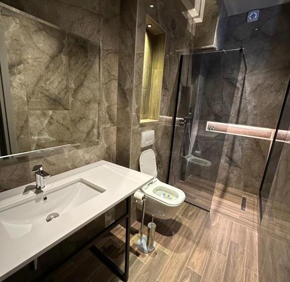 디럭스 룸, Gjallica