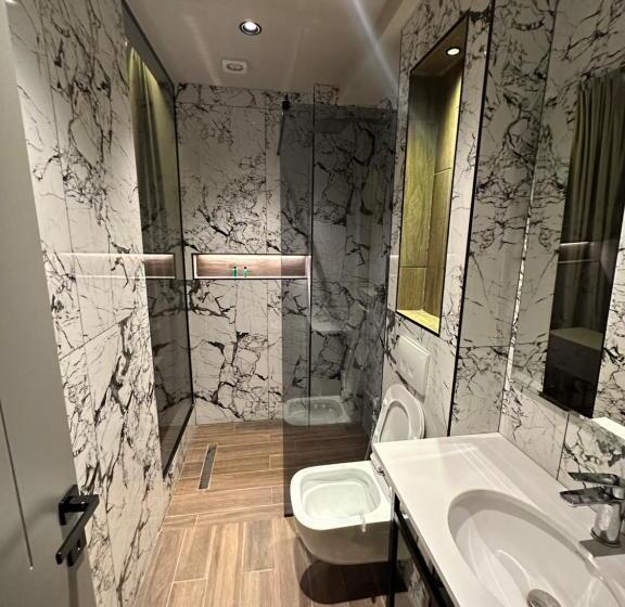 디럭스 룸, Gjallica