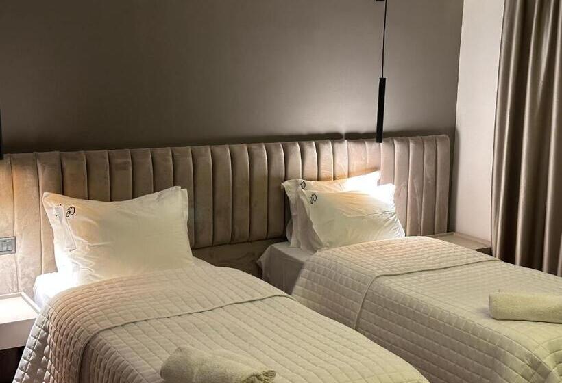 디럭스 룸, Gjallica