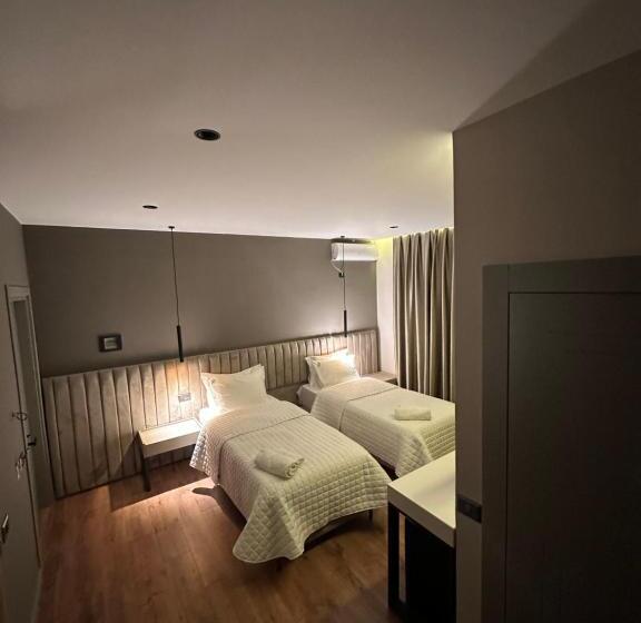 디럭스 룸, Gjallica