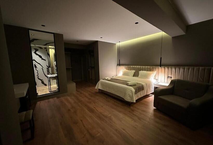 발코니 디럭스 룸, Gjallica