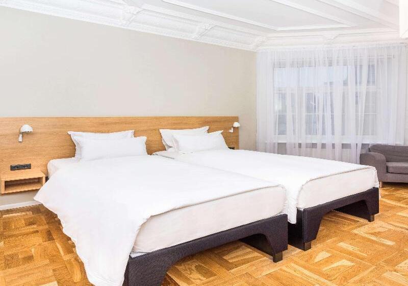 سوئیت 2 خوابه, Jiny Tran