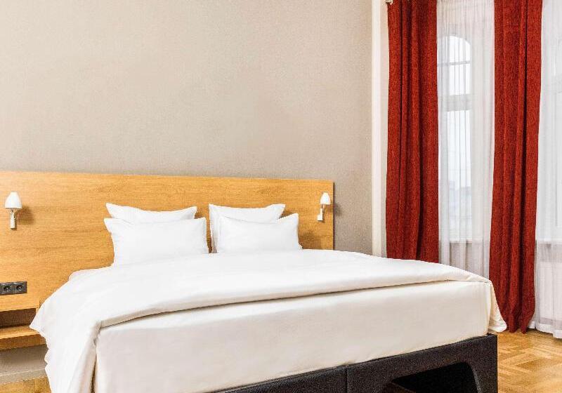 سوئیت 2 خوابه, Jiny Tran