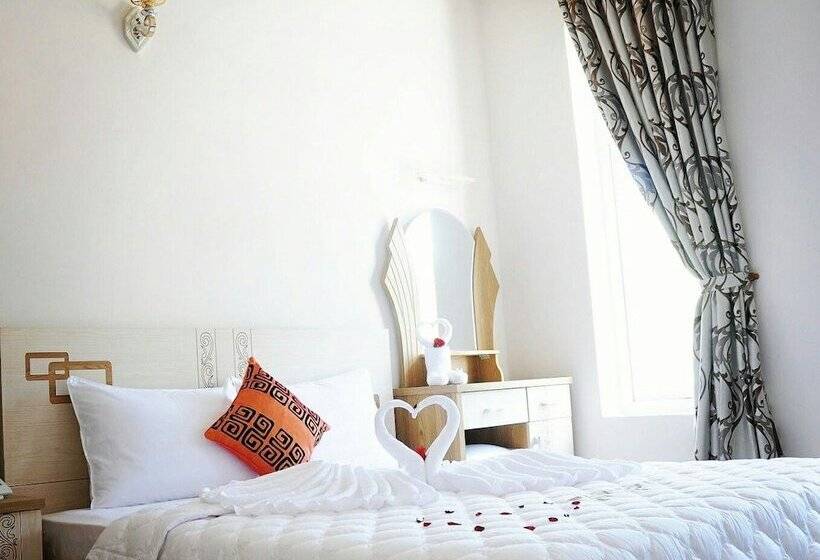 استودیوی لوکس, Jiny Tran