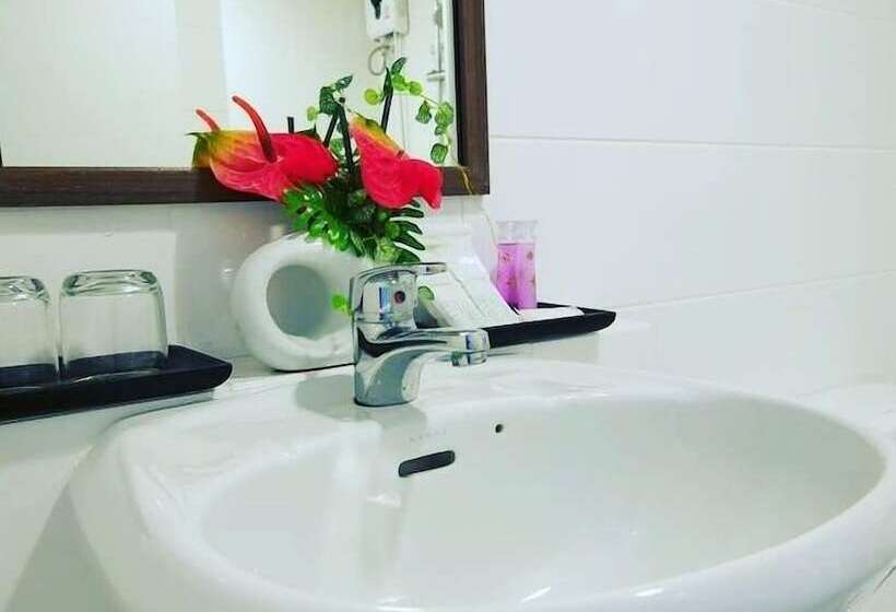 سوئیت خانواده 2 خوابه, Jiny Tran