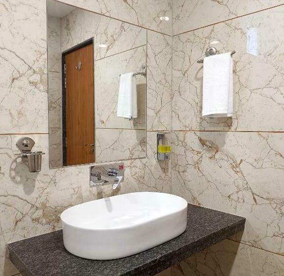 Quarto Familiar, Heera Residency