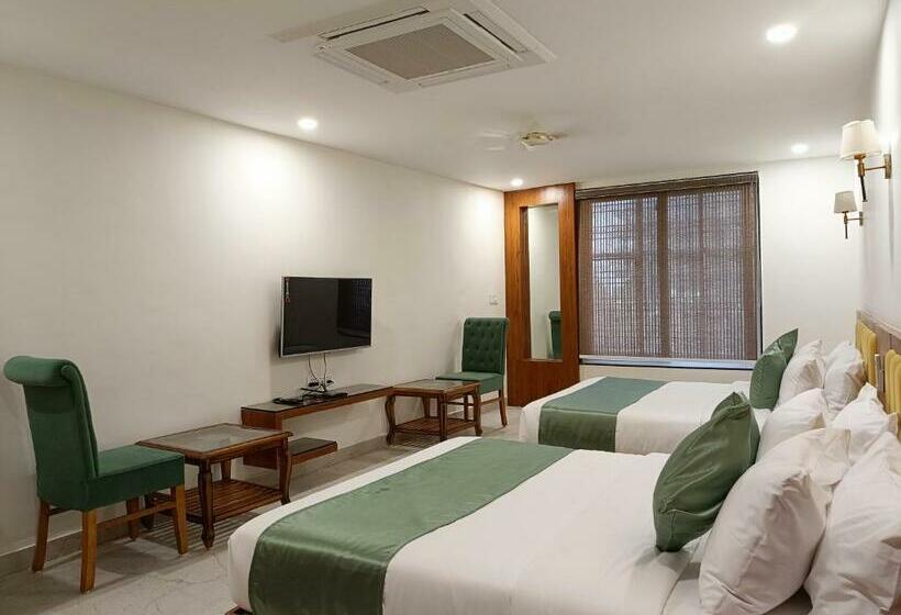 Quarto Familiar, Heera Residency