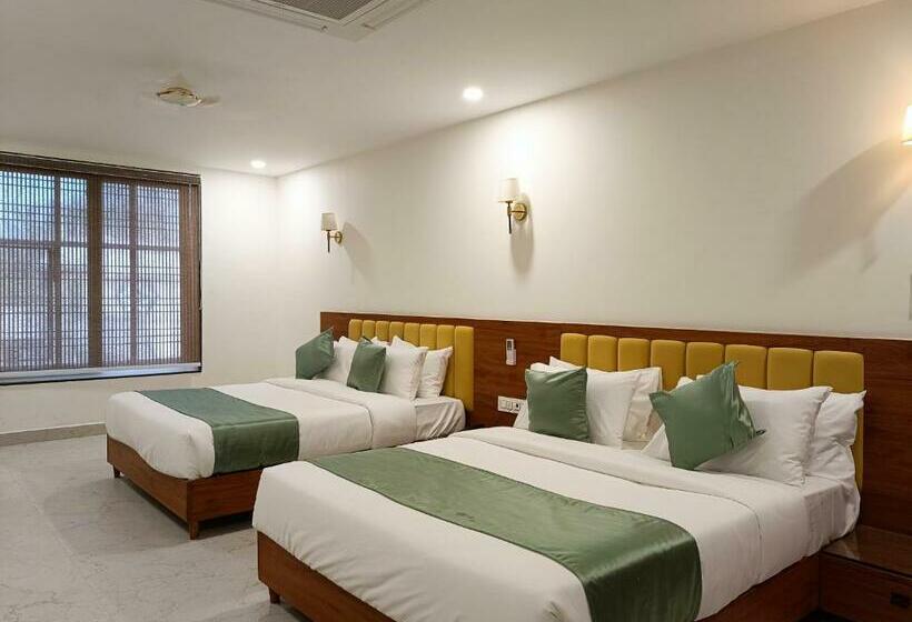 Quarto Familiar, Heera Residency