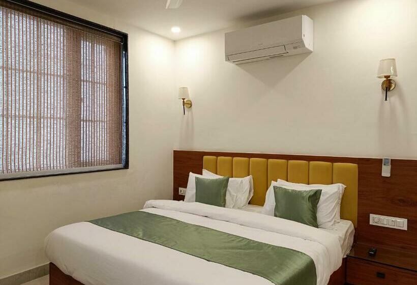 Quarto Deluxe, Heera Residency