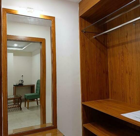 Quarto Deluxe, Heera Residency