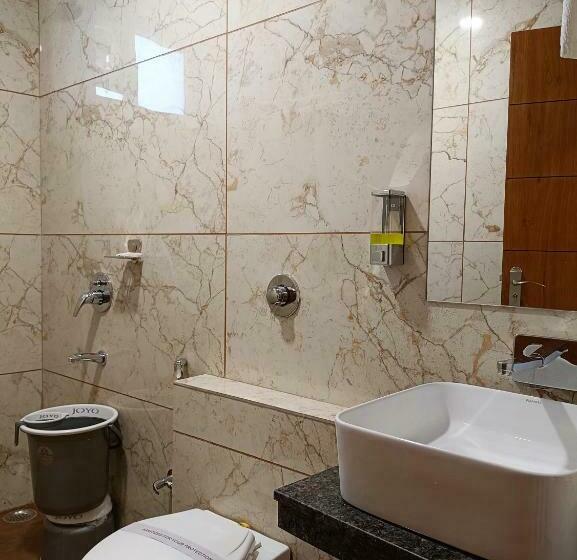 Quarto Deluxe, Heera Residency