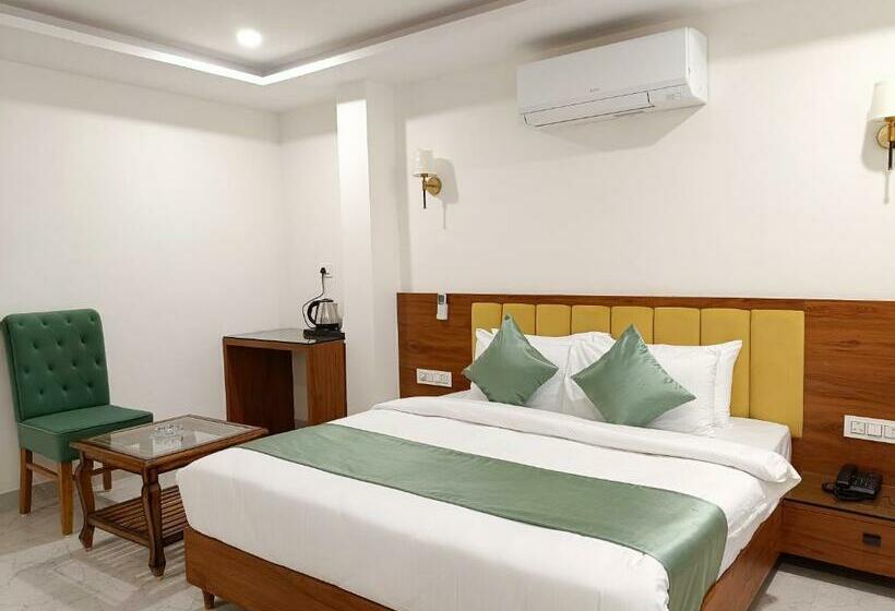 Quarto Deluxe, Heera Residency