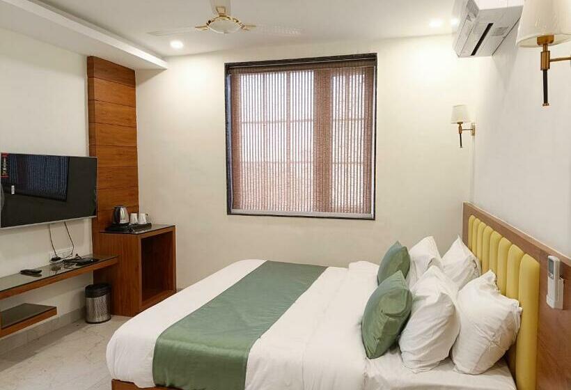 Quarto Deluxe, Heera Residency